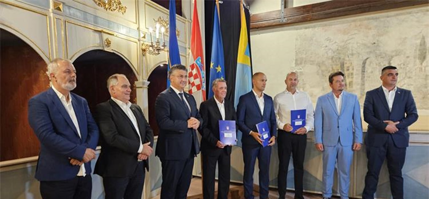 Premijer Plenković na Hvaru uručio ugovore za projekte vrijedne 1,3 milijuna eura: Vlada brine o hrvatskim otocima 